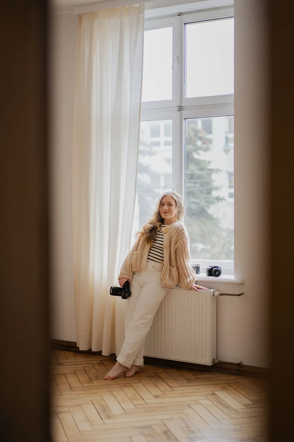Paulina z aparatem przy oknie